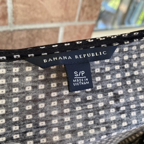 ✨Banana Republic short sleeve top with tiny white rectangular dotted pattern - Picture 5 of 5